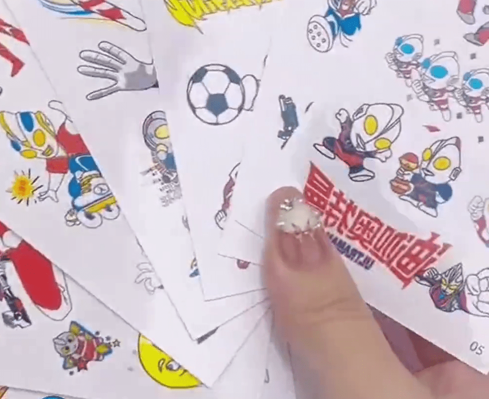 鹹蛋超人貼紙。 閃電新聞 鹹蛋超人貼紙。 閃電新聞