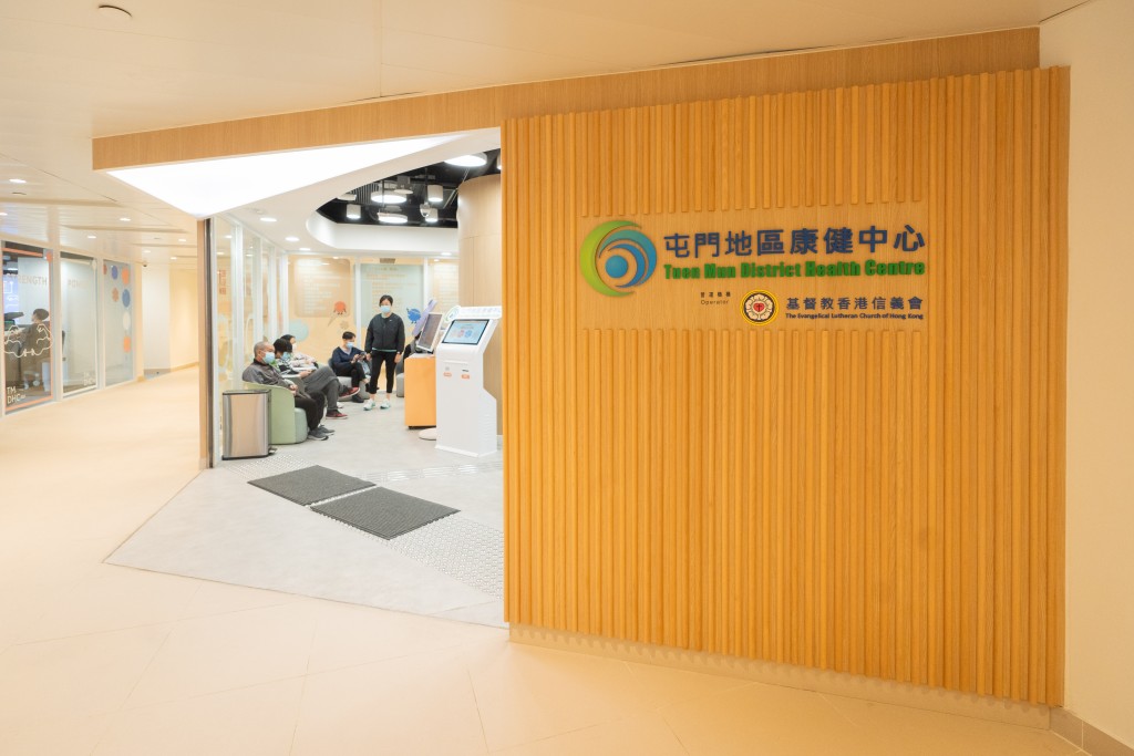 盧寵茂指當局會將更多地區康健站擴建為社區康健中心。