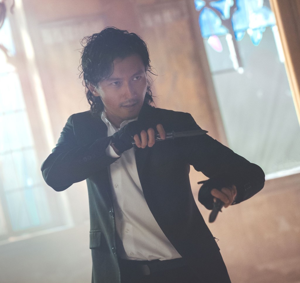 謝霆鋒苦練用雙手玩蝴蝶刀。