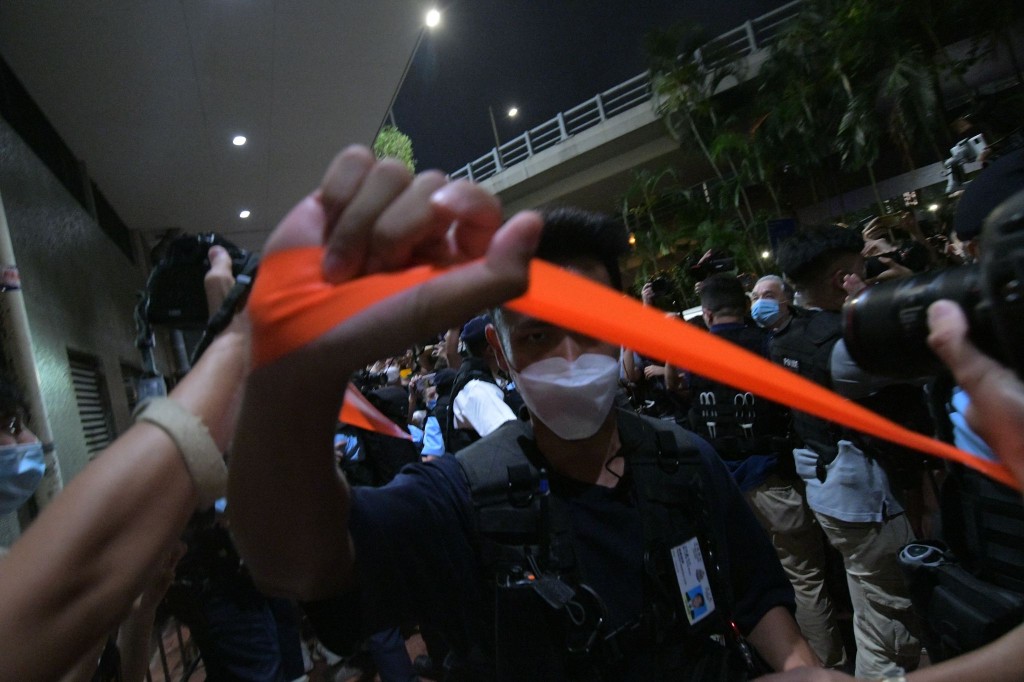 警方晚上擴大封鎖範圍並驅散在場聚集人群。