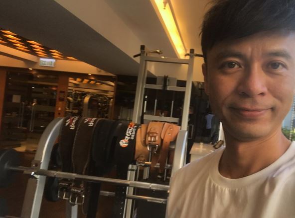 李克勤為個唱操練，笑指無得騷胸嘥晒。