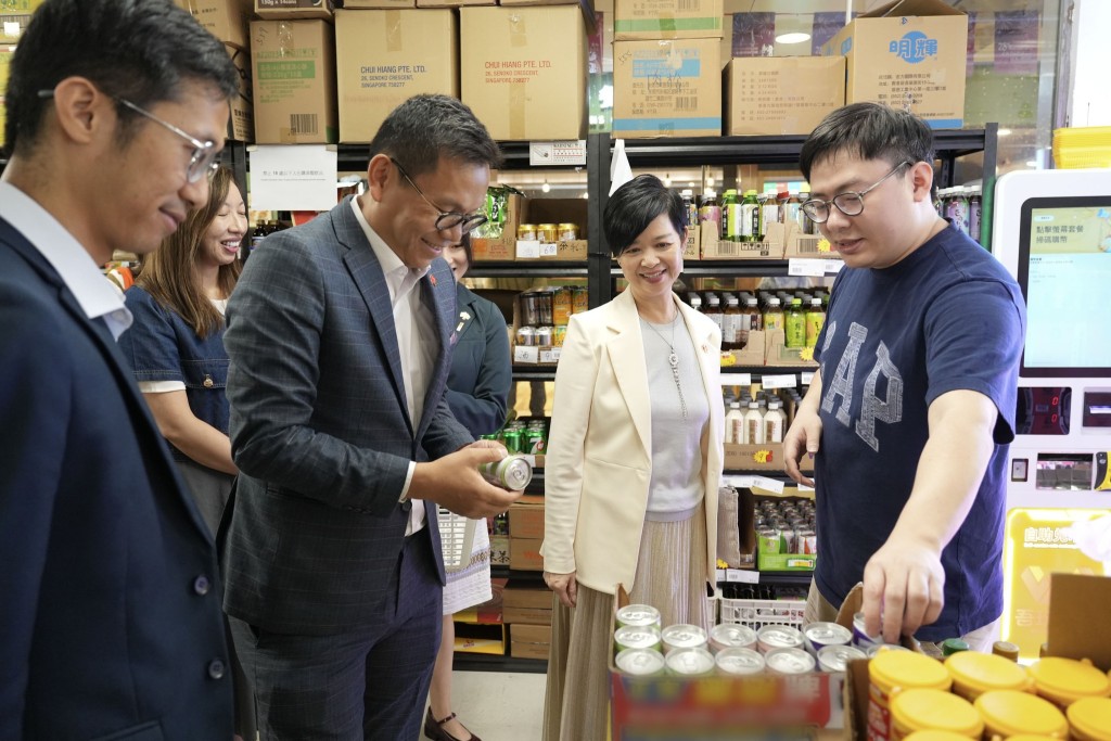 房屋局局長何永賢在出席完升旗儀式和酒會後,便和民建聯立法會議員陳恒鑌、北區區議員胡景鵬到葵涌商場,探望「共築.創業家」項目「UnReMarket」與「define CLEAN」合營的店舖。何永賢FB圖片 房屋局局長何永賢在出席完升旗儀式和酒會後,便和民建聯立法會議員陳恒鑌、北區區議員胡景鵬到葵涌商場,探望「共築.創業家」項目「UnReMarket」與「define CLEAN」合營的店舖。何永賢FB圖片