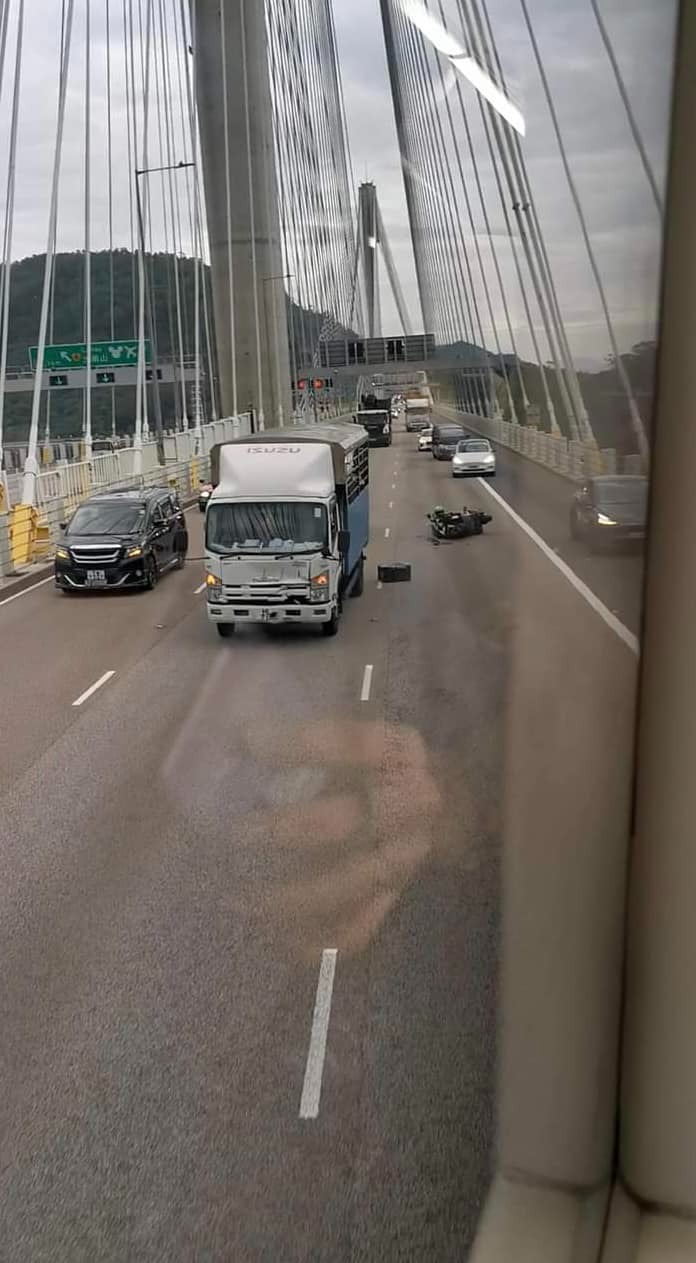 汀九桥发生3车相撞。网上图片