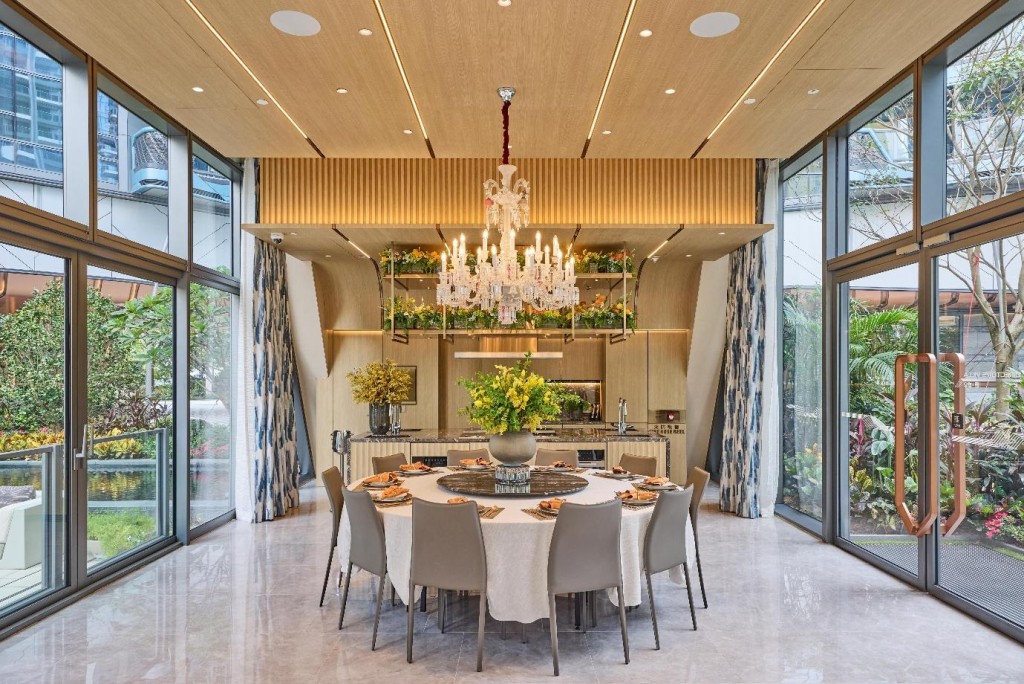 「Director's Villa匯‧盛宴」室內外空間逾8,700平方呎,採用國際豪華品牌法國Baccarat水晶吊燈和意大利Poltrona Frau傢俬。 「Director's Villa匯‧盛宴」室內外空間逾8,700平方呎,採用國際豪華品牌法國Baccarat水晶吊燈和意大利Poltrona Frau傢俬。