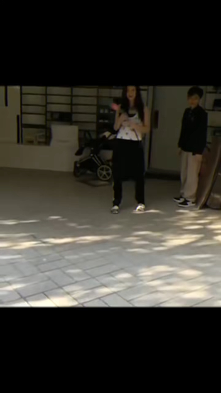 張栢芝獲Quintus速遞玫瑰。 張栢芝獲Quintus速遞玫瑰。