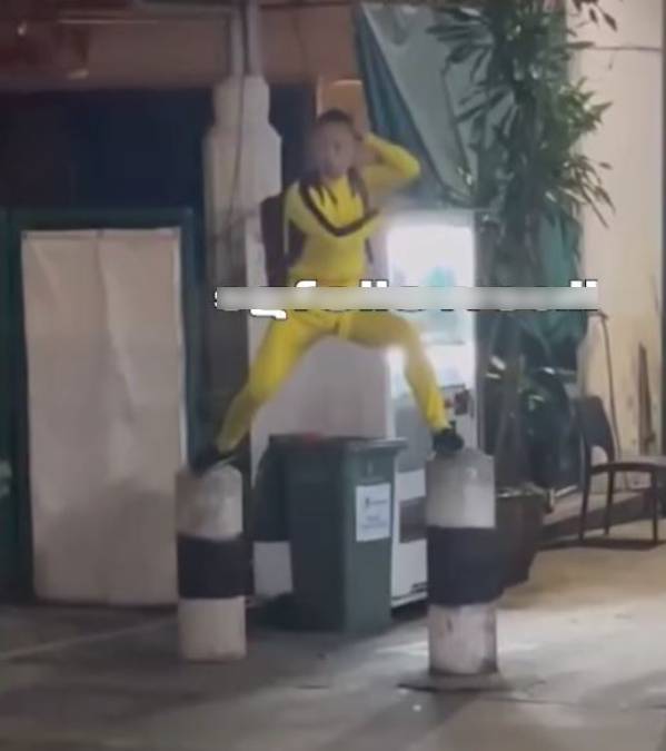 中國男子在新加坡街頭舞雙節棍引起警方注意，截查時發現藏有多種武器被判囚。IG@sgfollowsall