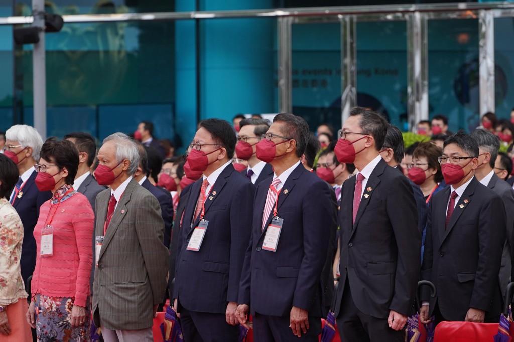陳茂波（前右二）昨日早上出席了升旗儀式和國慶酒會。