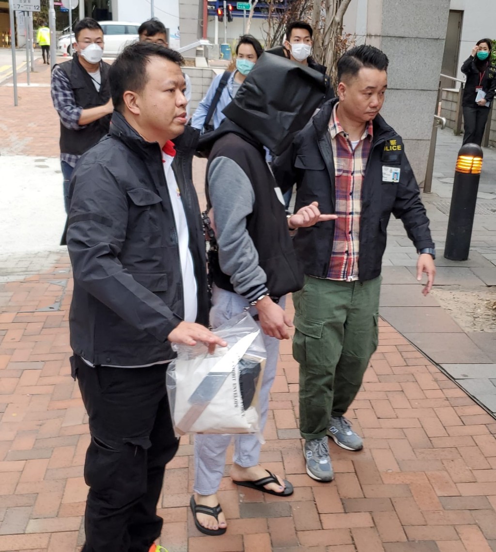 警方帶疑犯重組案情。