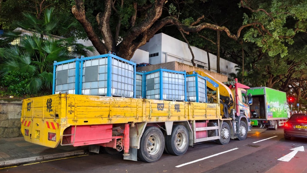 水務署在場放置4架水車及10多個水箱，供有需要市民及商戶應急。黃文威攝