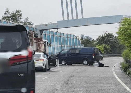 一輛客貨車於3月28日約上午十一時，於元朗公路發生交通意外。（圖來自《馬路的事》交通資訊台）