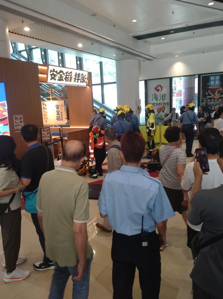 救援人員到場施救。fb安定邨圖片