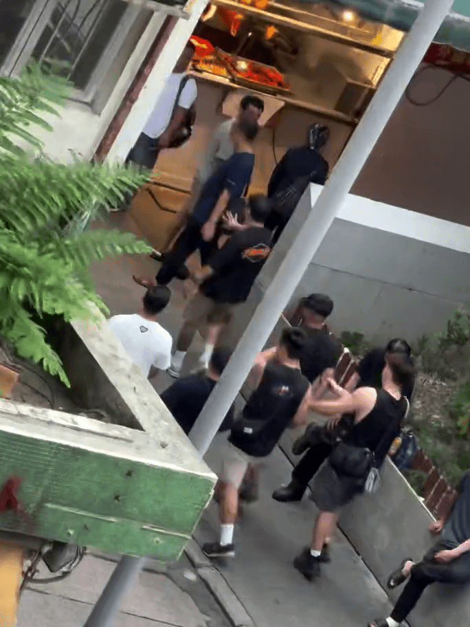 南亞青年其後被帶返警署。IG@hkbrawler 南亞青年其後被帶返警署。IG@hkbrawler