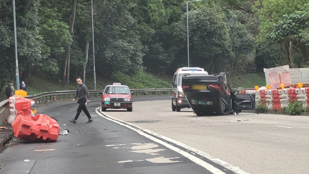 私家車寶琳北路自炒撞水馬翻側 兩線行車路暫時封閉有待清理