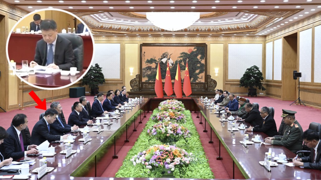 陪同習近平會見東帝汶總統，韓世明（箭咀示）坐在王文濤和國際發展合作署署長羅照輝之間。央視截圖