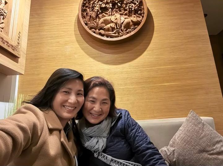原子鏸的二姊原和珍好似媽媽鄭佩佩。 原子鏸的二姊原和珍好似媽媽鄭佩佩。