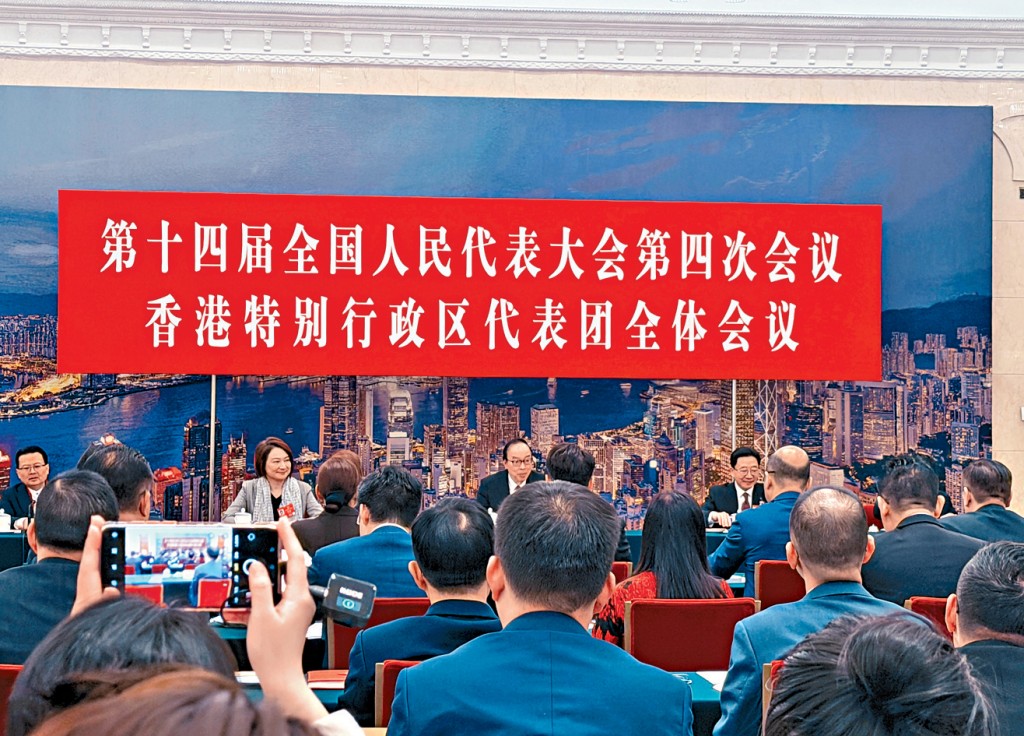 港區全國人大代表團昨早召開全體會議，審議生態環境法典。