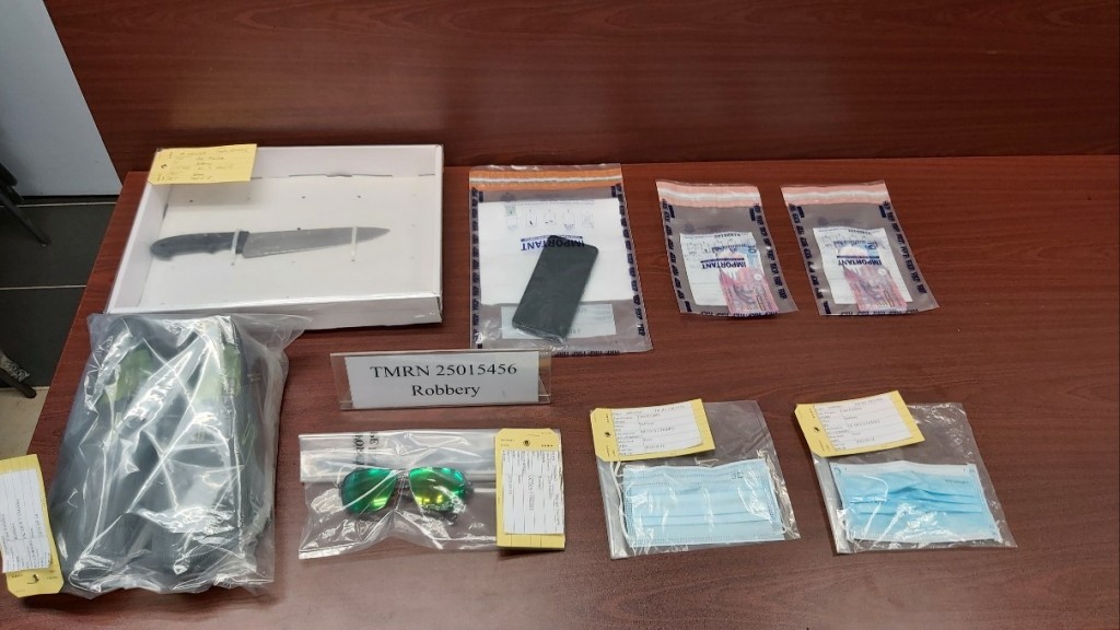 警方展示證物。 警方展示證物。