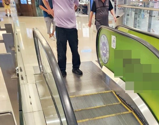 相中見到扶手電梯接近頂端的階級不平,有路人在梯前企定定觀察。fb「將軍澳主場」截圖 相中見到扶手電梯接近頂端的階級不平,有路人在梯前企定定觀察。fb「將軍澳主場」截圖