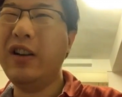 新加坡一名數學系副教授王東日前在進行網上課堂時，未有發現自己開啟了靜音模式。網圖