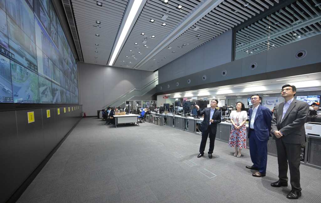 署理運輸及物流局局長廖振新視察運輸署緊急事故交通協調中心。圖示廖振新（右二）在運輸署署長謝詠誼（左二）陪同下，聽取人員匯報各主要幹道的交通情況。