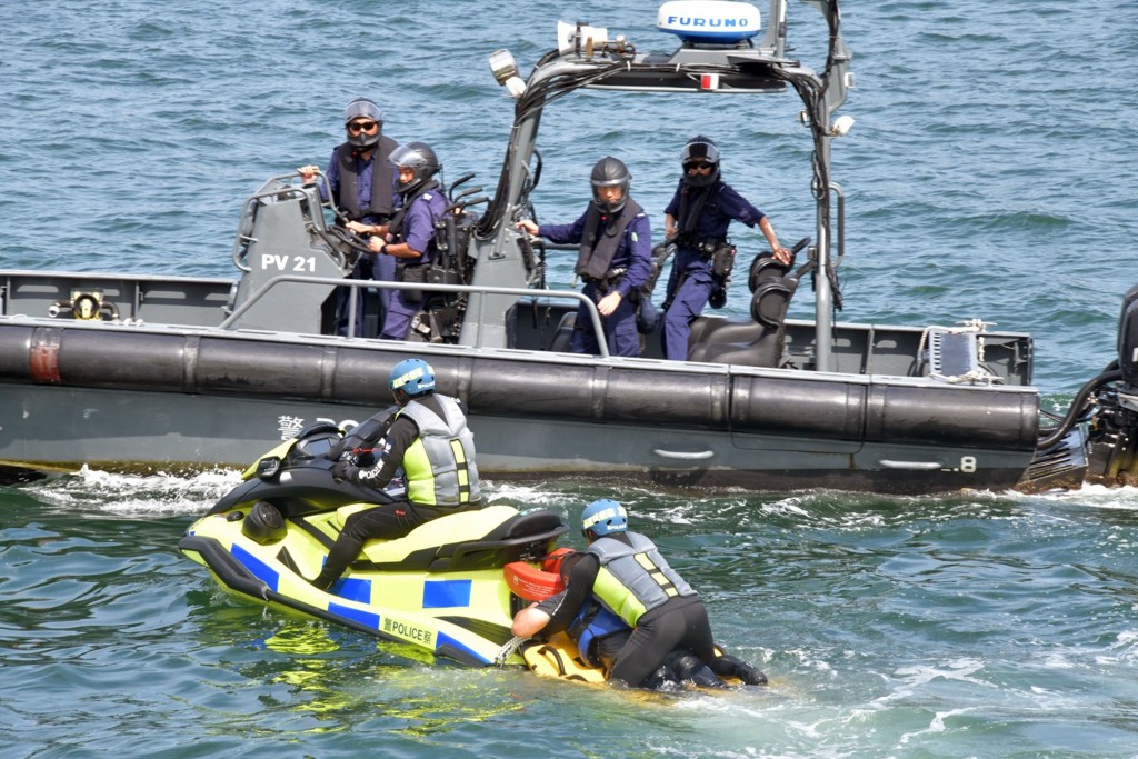 水警昨示范以水上电单车拯救堕海人士。  杨伟亨摄