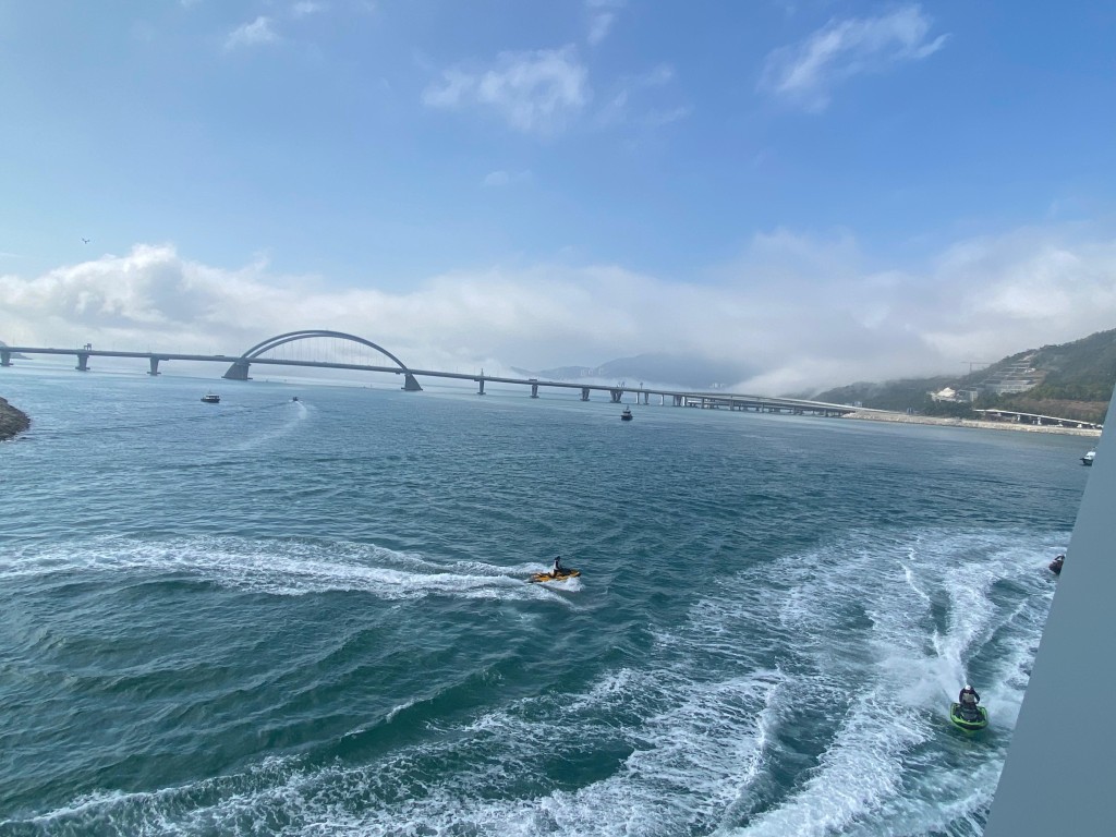 南橋橋面可遠眺跨灣大橋的美景。(張美雄提供)