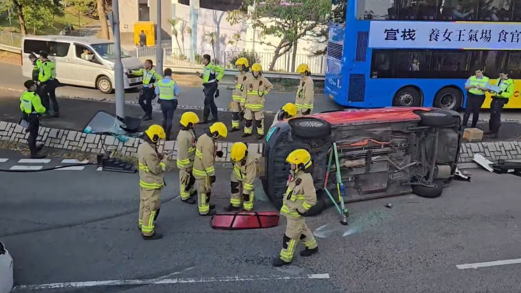 將軍澳兩車相撞 的士翻側司機一度被困。FB：Anna Chan@馬路的事(即時交通資訊台)