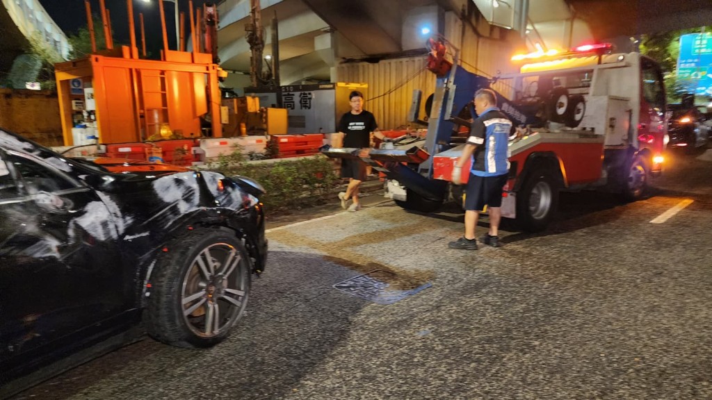 涉事私家車事後由拖車拖走。黎志偉攝 涉事私家車事後由拖車拖走。黎志偉攝