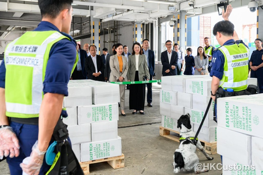 代表團實地考察，深入了解香港海關工作。