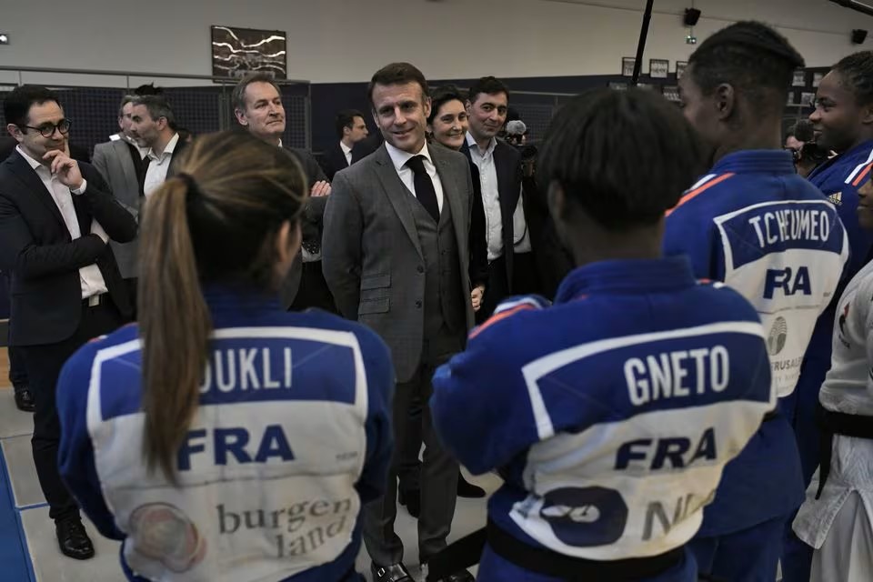 馬克龍昨日探訪法國隊訓練情況。路透社