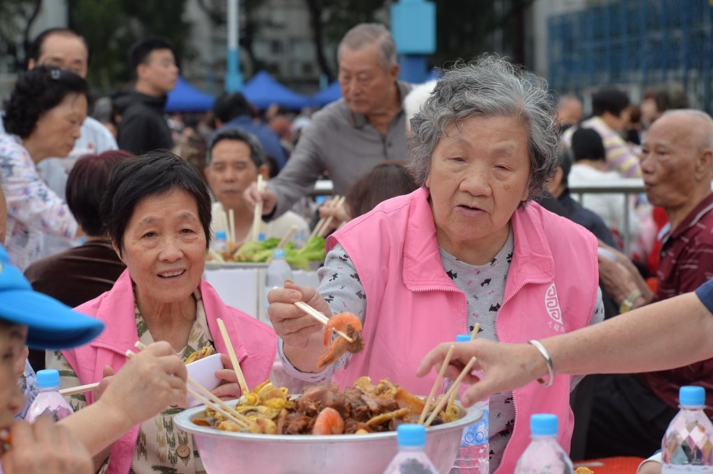 潮屬社團總會在土瓜灣舉行萬人盆菜宴活動。郭顯熙攝