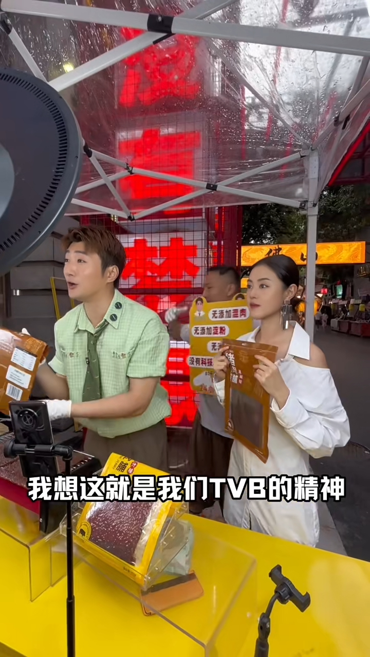 于淼成為蔡淇俊的直播拍檔。 于淼成為蔡淇俊的直播拍檔。