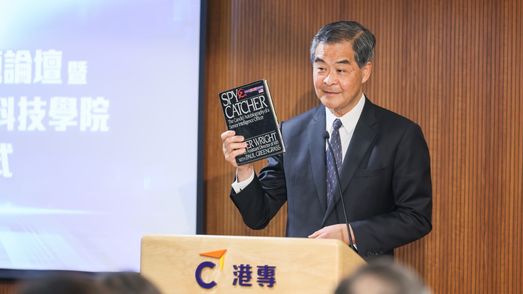 梁振英指香港人普遍缺乏國家觀念，部分人仍將內地講成「中國」。 