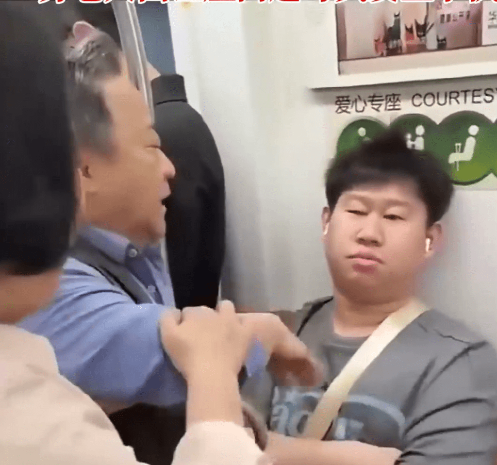 老翁繼續糾纏。咄咄逼人。 老翁繼續糾纏。咄咄逼人。