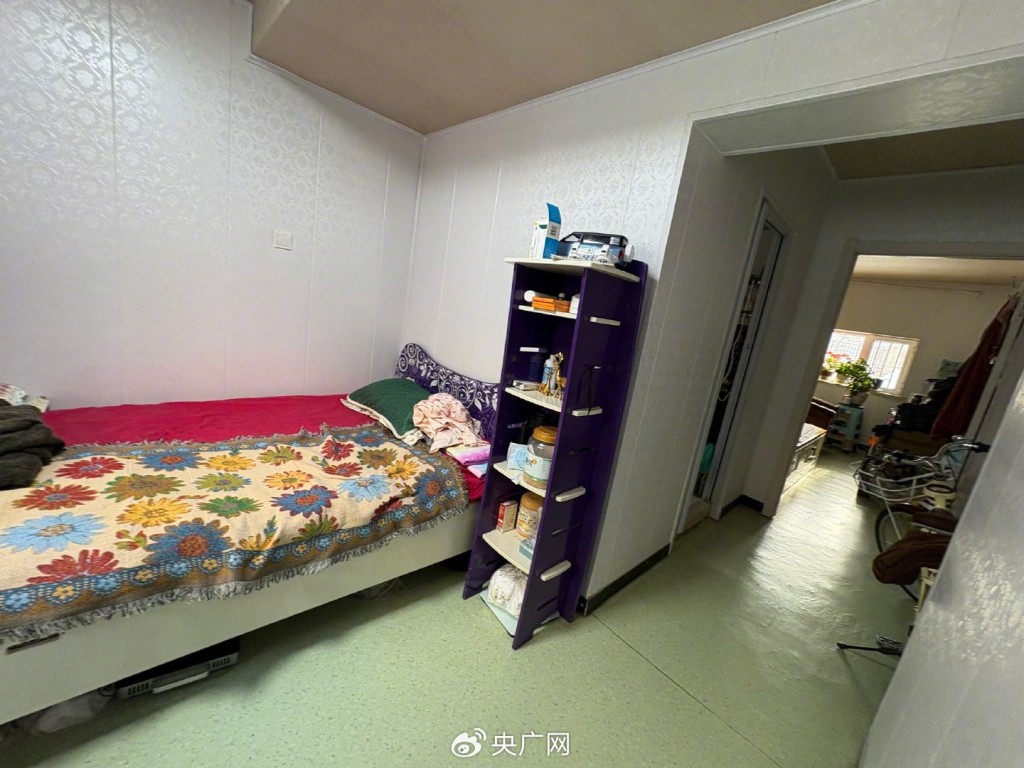 趙先生的客廳連開放式廚房,不滿供氣公司因他放置了睡床,無預警停供天然氣。央廣網 趙先生的客廳連開放式廚房,不滿供氣公司因他放置了睡床,無預警停供天然氣。央廣網