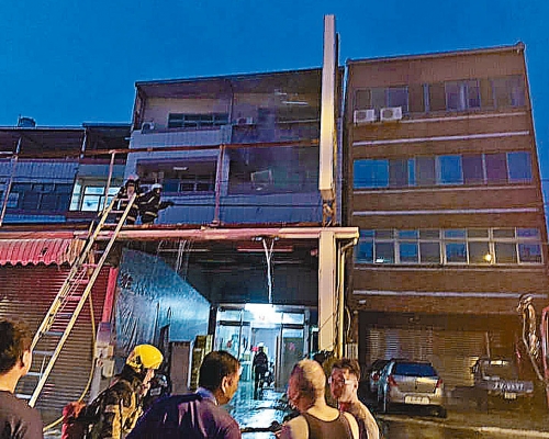 ■台灣南投縣民宅有港男居住的學生套房起火,消防員趕至將火撲滅。