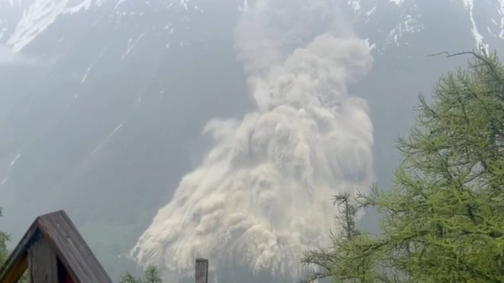 瑞士冰川崩塌淹沒山谷小村。路透社