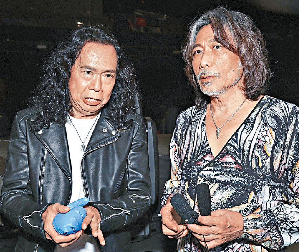■Joey Tang受訪時,以冰袋敷手。