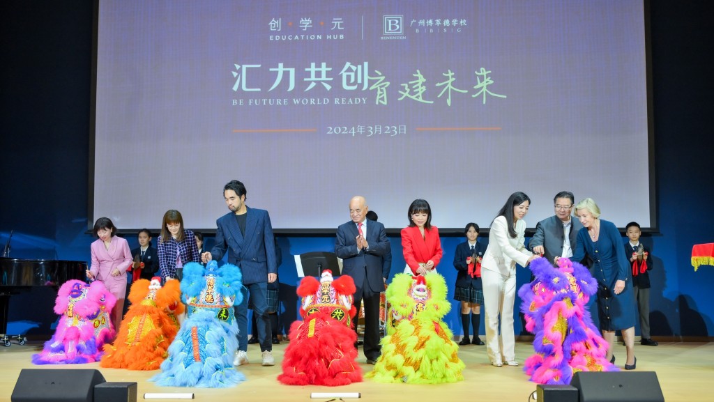 鄭氏家族代表孫詠怡(左二)、 新世界發展有限公司執行副主席兼行政總裁鄭志剛(左三)、 周大福教育集團主席鄭家純(左四)、 周大福教育集團總裁鄭余雅穎(左五)等主持點睛儀式。