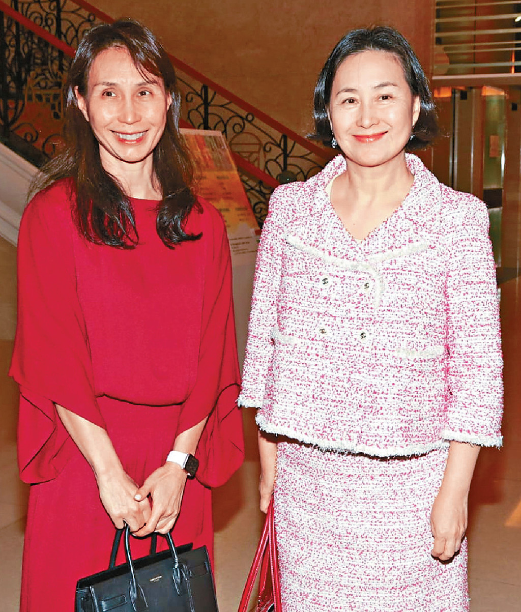 ■超瓊與超鳳結伴到醫院陪賭王過生日。
