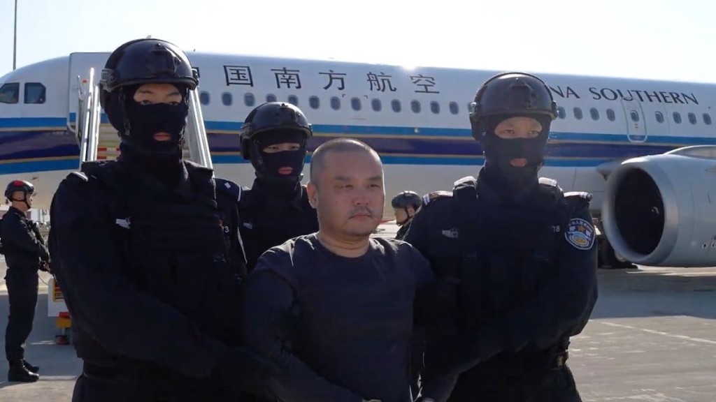 陈志犯罪集团骨干成员李雄被押解回国。《人民日报》 陈志犯罪集团骨干成员李雄被押解回国。《人民日报》