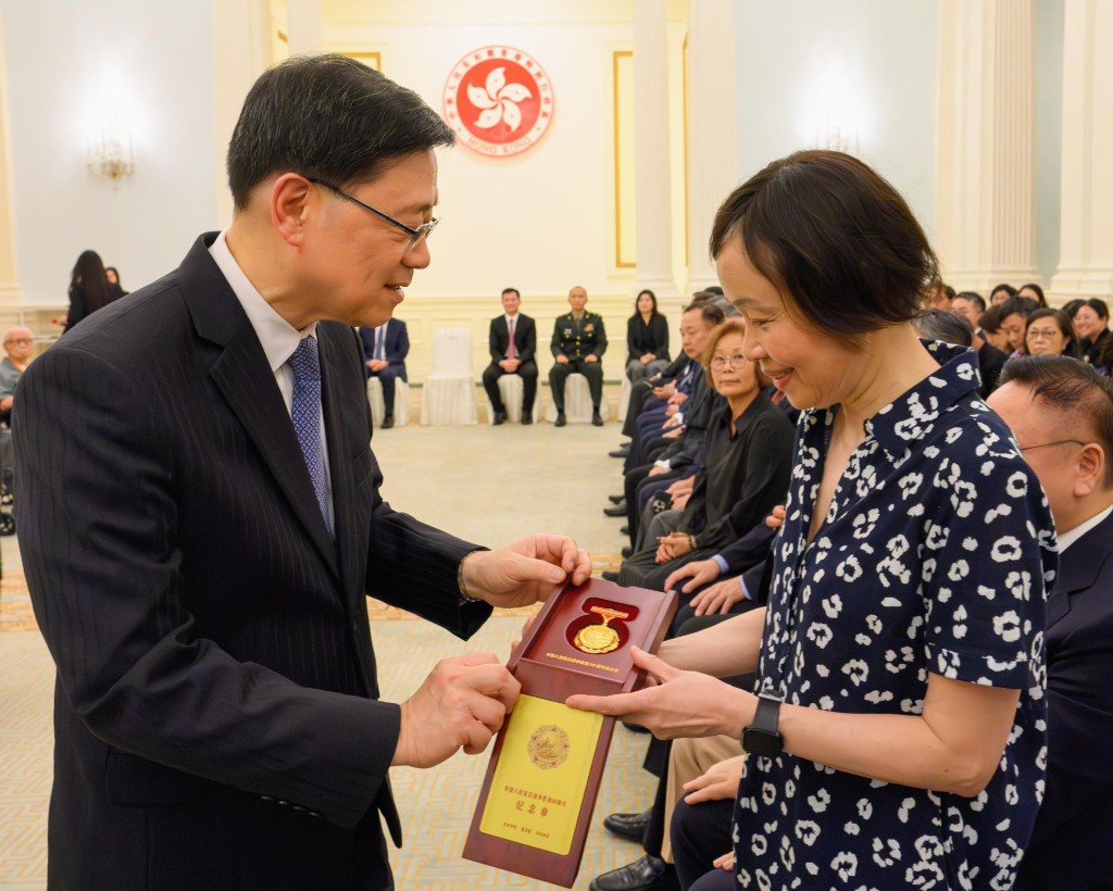 李家超於香港禮賓府舉行「中國人民抗日戰爭勝利80周年紀念章頒授儀式」。