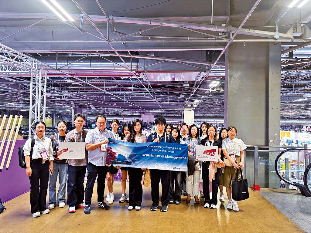 學生前往巴黎參加國際創新展覽並進行企業考察,深入了解歐洲的創新生態、創業文化與商業策略。 學生前往巴黎參加國際創新展覽並進行企業考察,深入了解歐洲的創新生態、創業文化與商業策略。