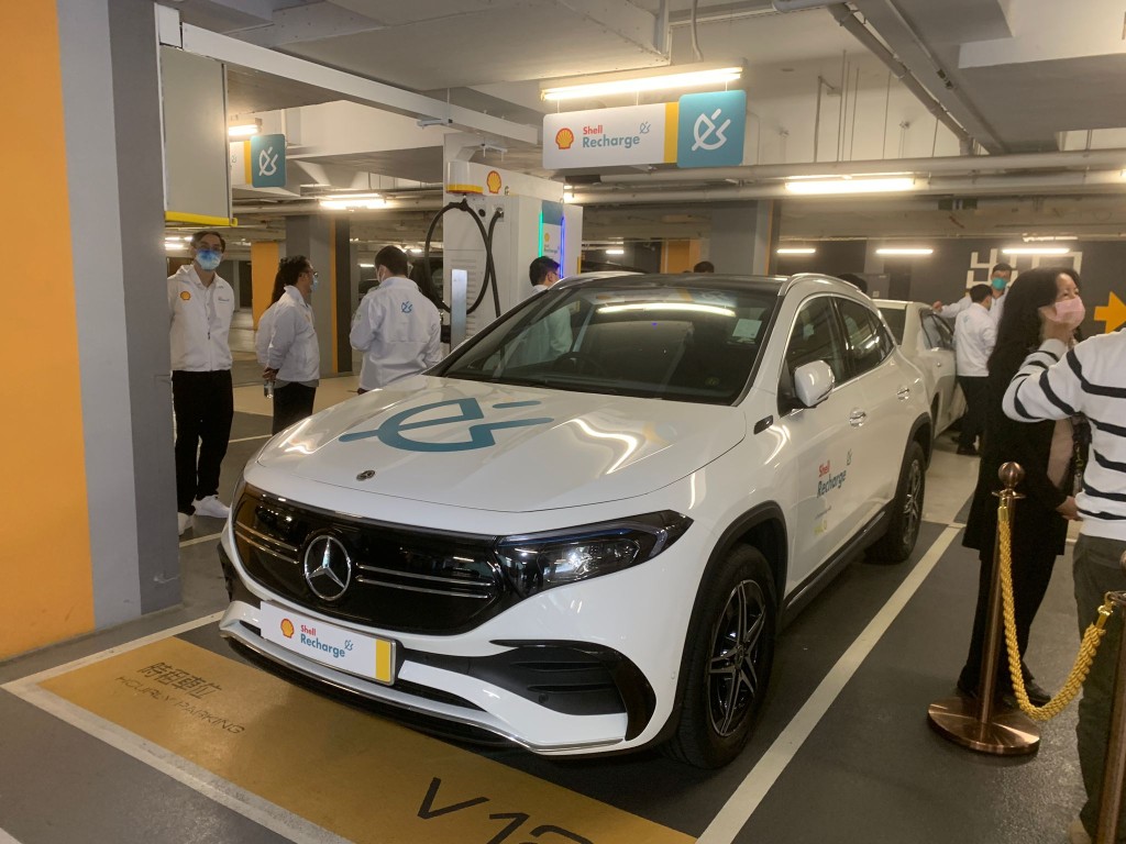 香港首個Shell Recharge快速充電站開幕，位於粉嶺馬適路1號逸峯停車場二樓。