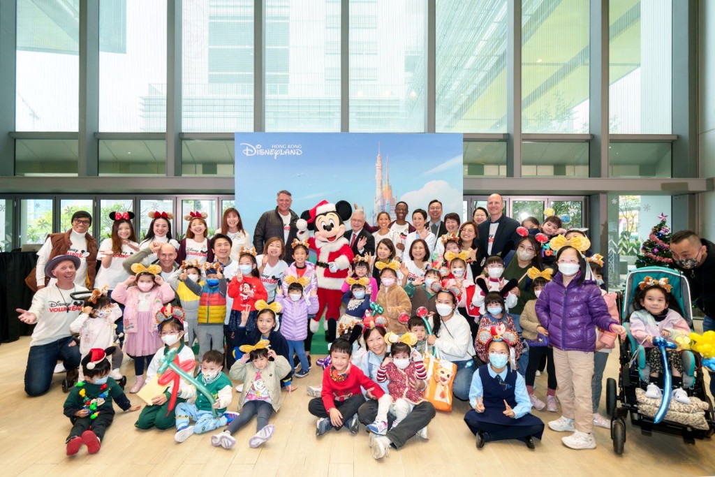 香港迪士尼去年向多間慈善團體捐贈超過6萬件玩具。