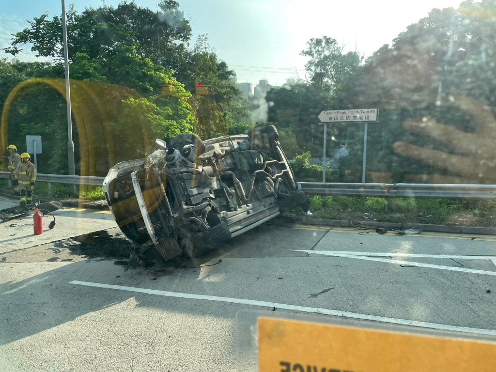 私家車與的士相撞翻側。fb大埔 TAI PO圖片