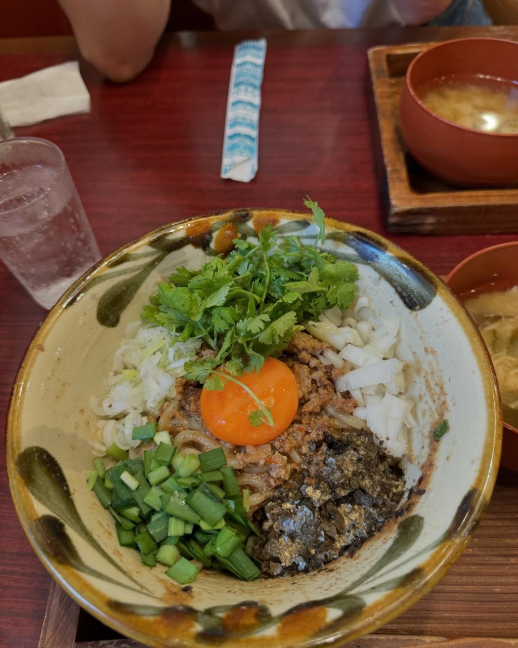 張家朗與女友品嚐日本美食。