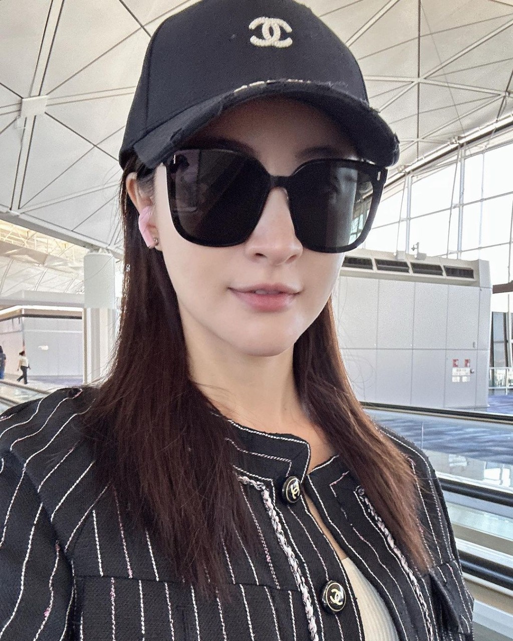 林夏薇日前戴着Chanel cap帽加外套搭飞机。