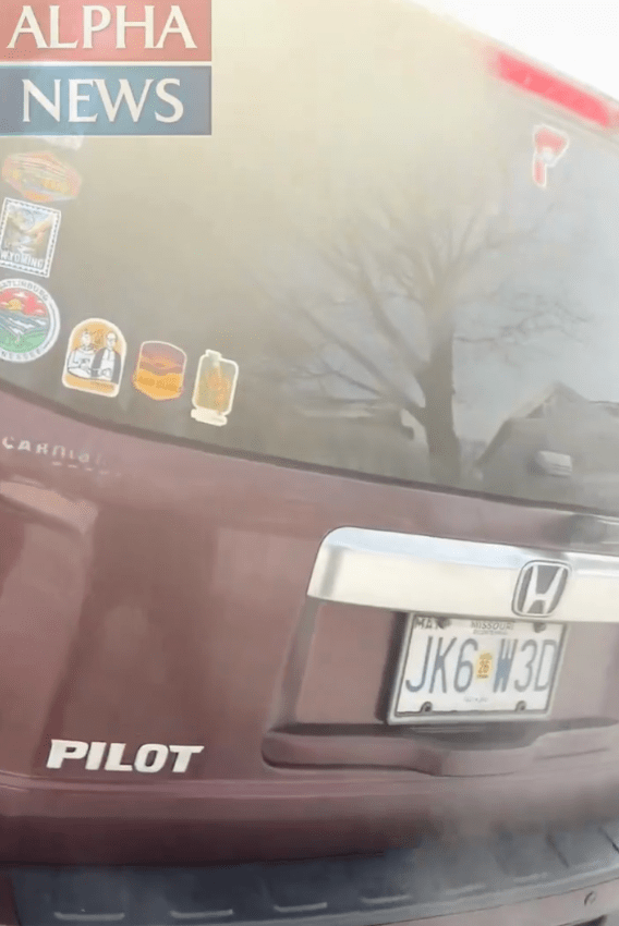 羅斯走到車的後方,拍下古德的車牌。 羅斯走到車的後方,拍下古德的車牌。