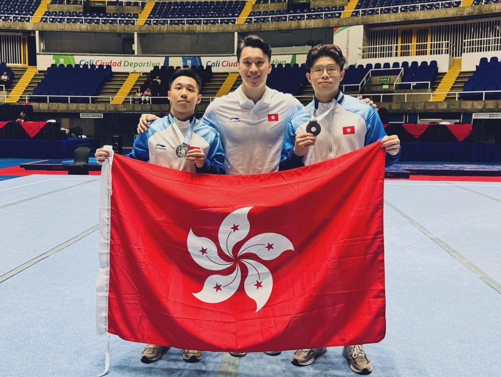 吳家祺(左起)、吳翹充及張正在比賽後拿著獎牌合照。 受訪者圖片